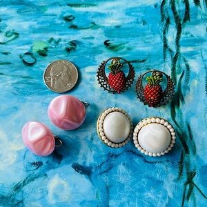 Bundle of vintage earrings